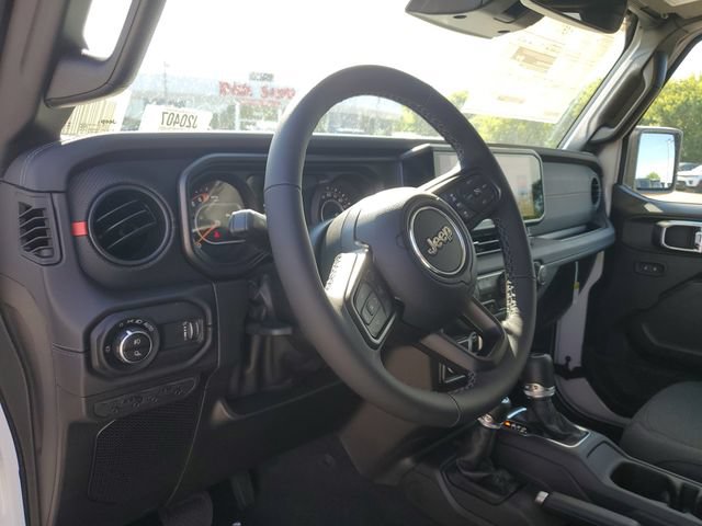 New 2026 Jeep Gladiator Rubicon w/ Technology Group AWD/4WD image 12