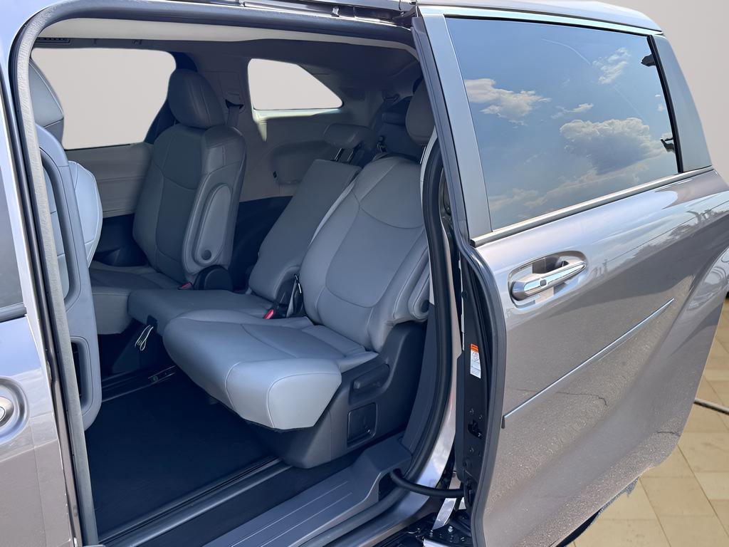 Used 2022 Toyota Sienna XLE w/ XLE Plus Package image 34