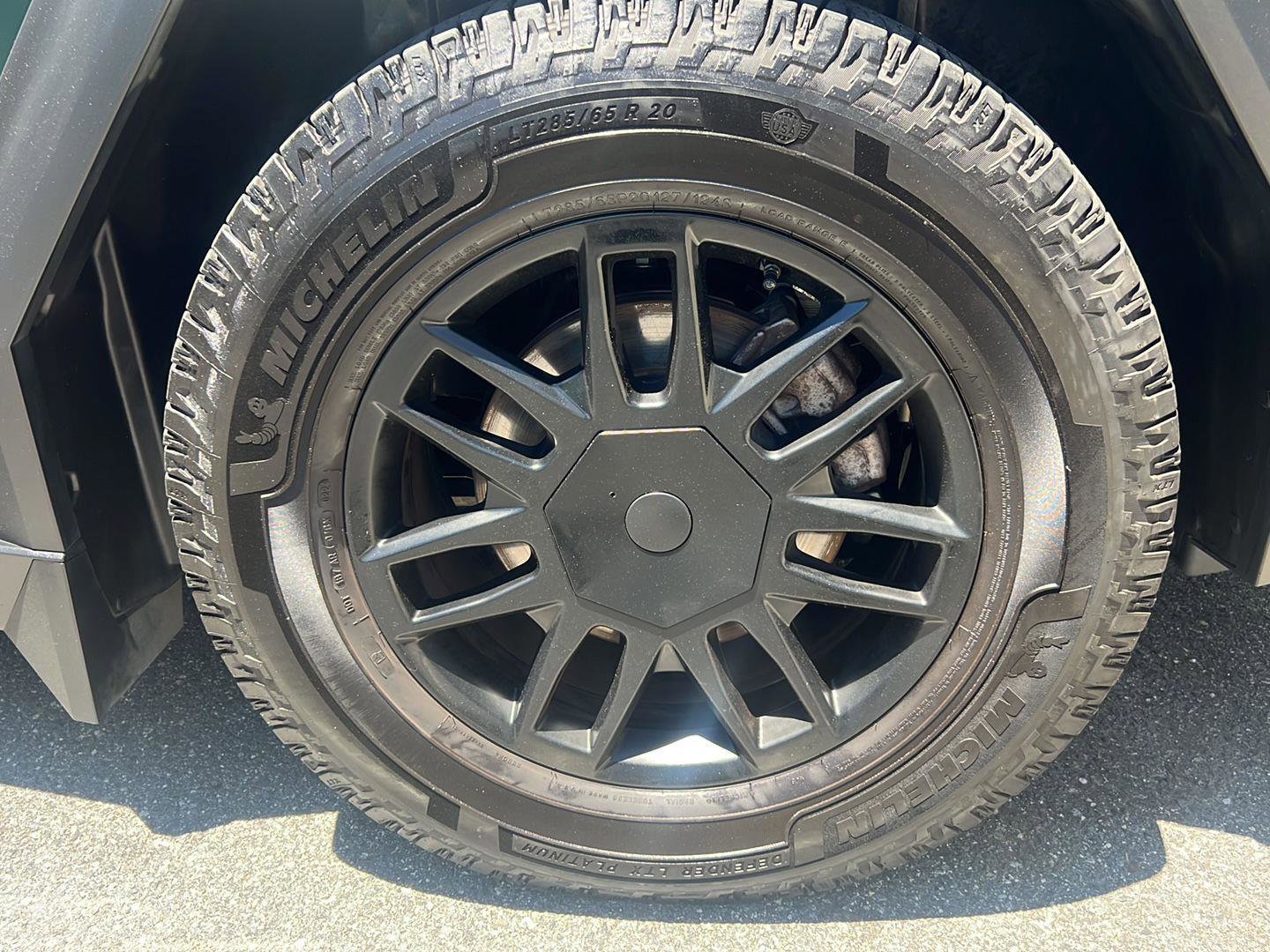 Used 2025 Tesla Cybertruck AWD Crew Cab image 12