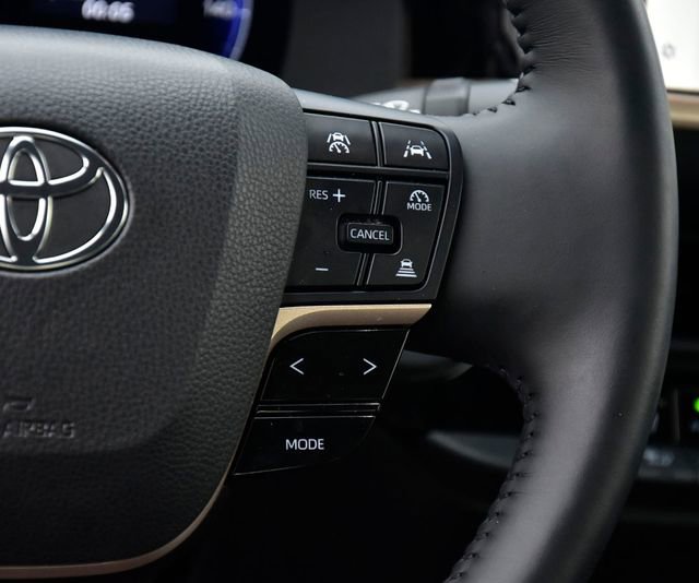 Used 2023 Toyota Crown Limited image 20