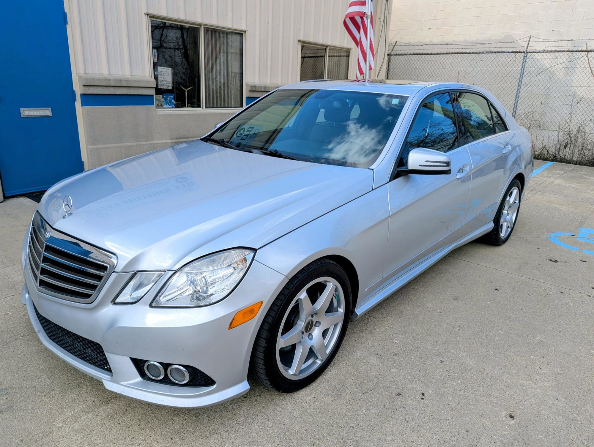 Used 2010 Mercedes-Benz E 350 4MATIC Sedan image 1