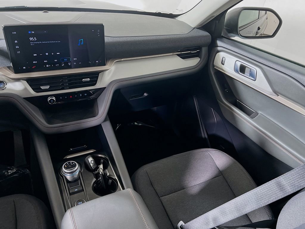 Used 2025 Ford Explorer Active AWD/4WD image 21