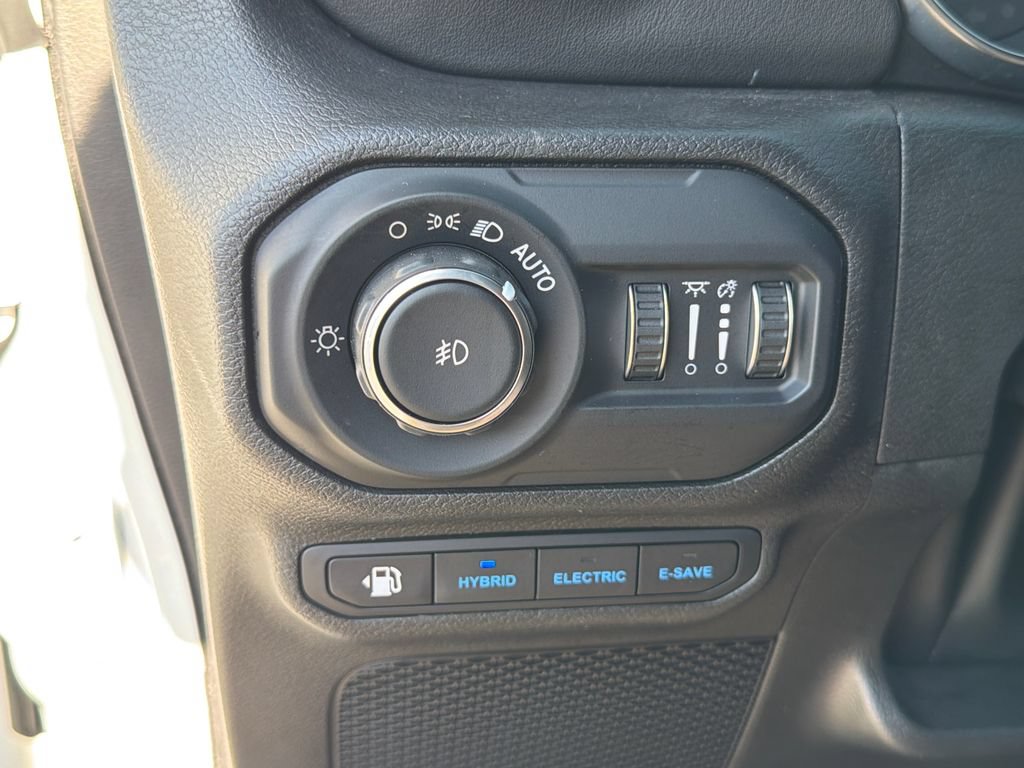 Used 2022 Jeep Wrangler Unlimited Sahara w/ Cold Weather Group AWD/4WD image 33