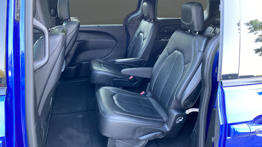 Used 2021 Chrysler Pacifica Touring-L w/ Uconnect Theater Family Group AWD/4WD image 24