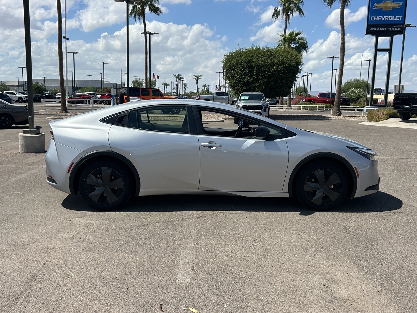 Used 2025 Toyota Prius LE FWD image 6