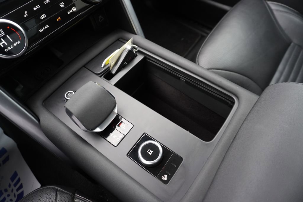 Used 2024 Land Rover Discovery S image 18