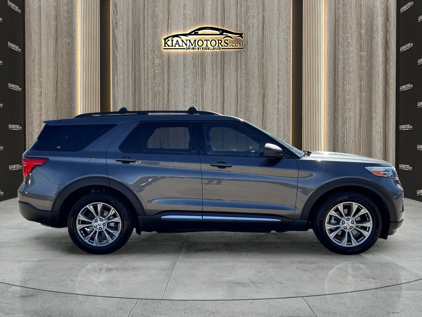 Used 2020 Ford Explorer XLT w/ Equipment Group 202A image 8