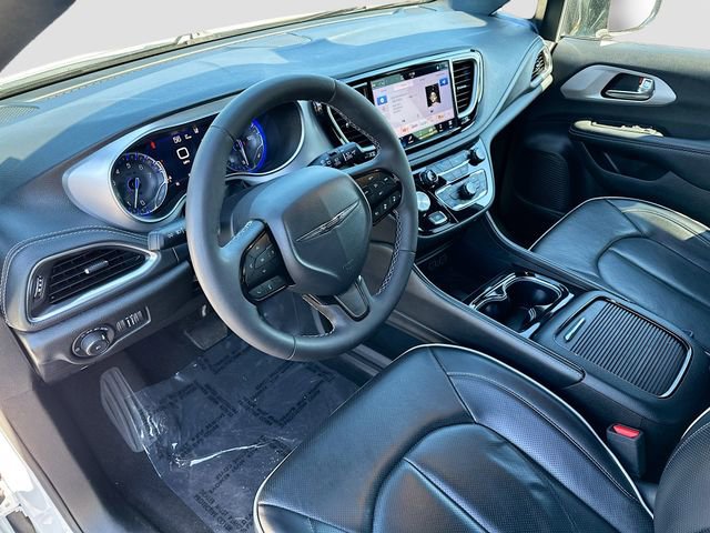 Used 2025 Chrysler Pacifica Limited image 9