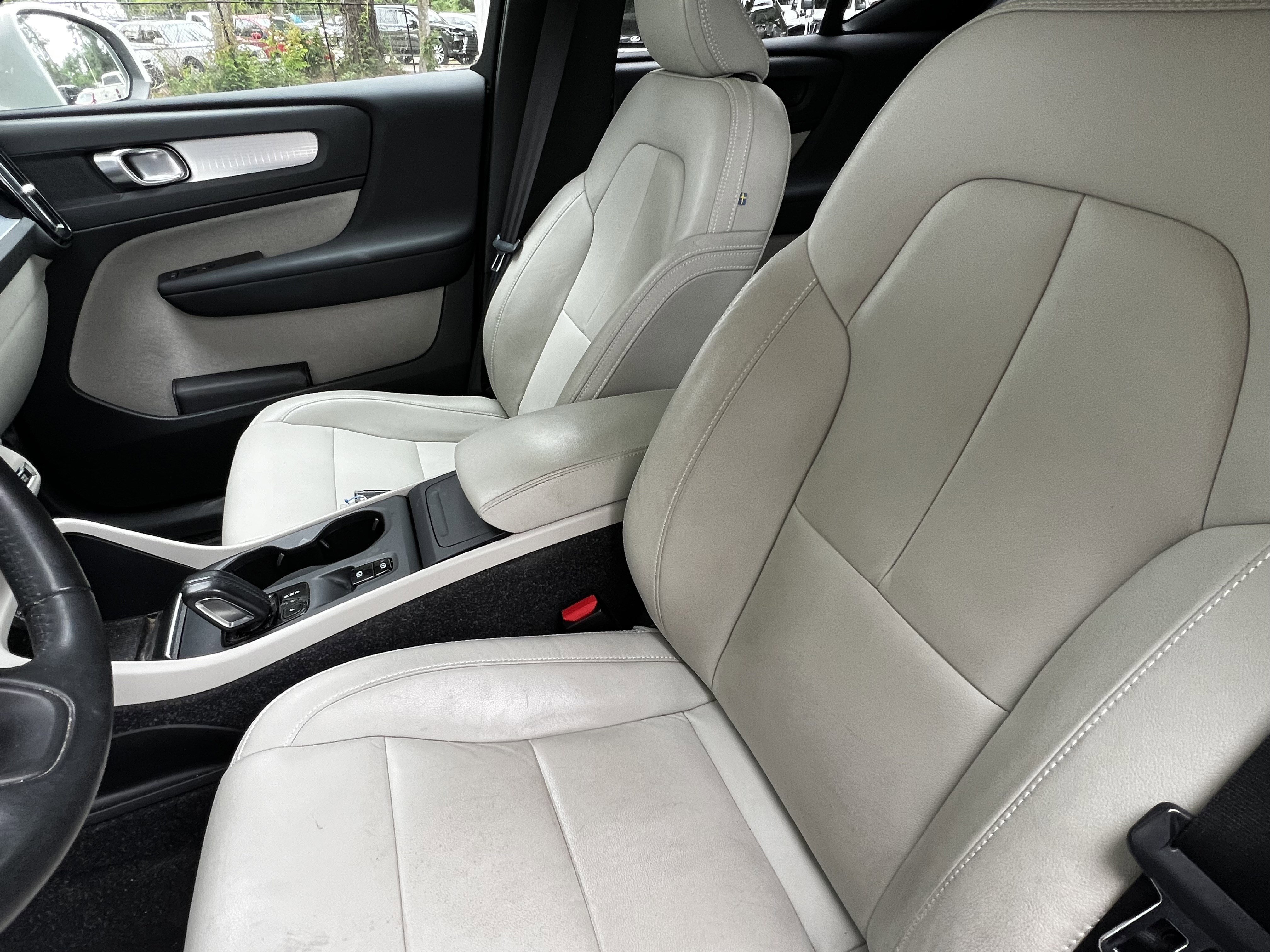 Used 2021 Volvo XC40 T5 Momentum w/ Protection Package Premier AWD/4WD image 16