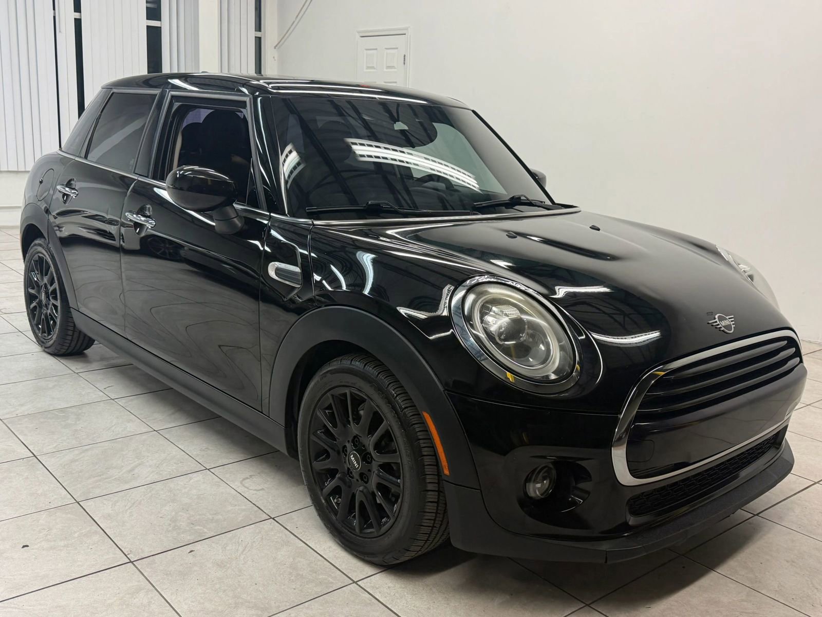 Used 2021 MINI Cooper 4-Door Hardtop image 1