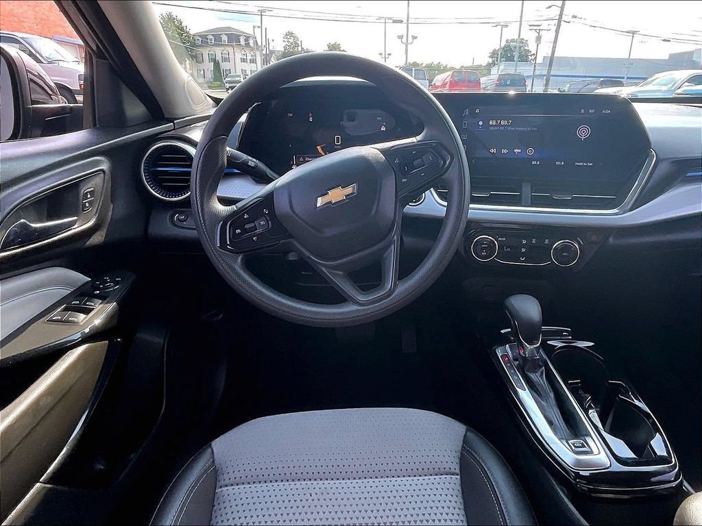 Used 2024 Chevrolet Trax LT FWD image 17