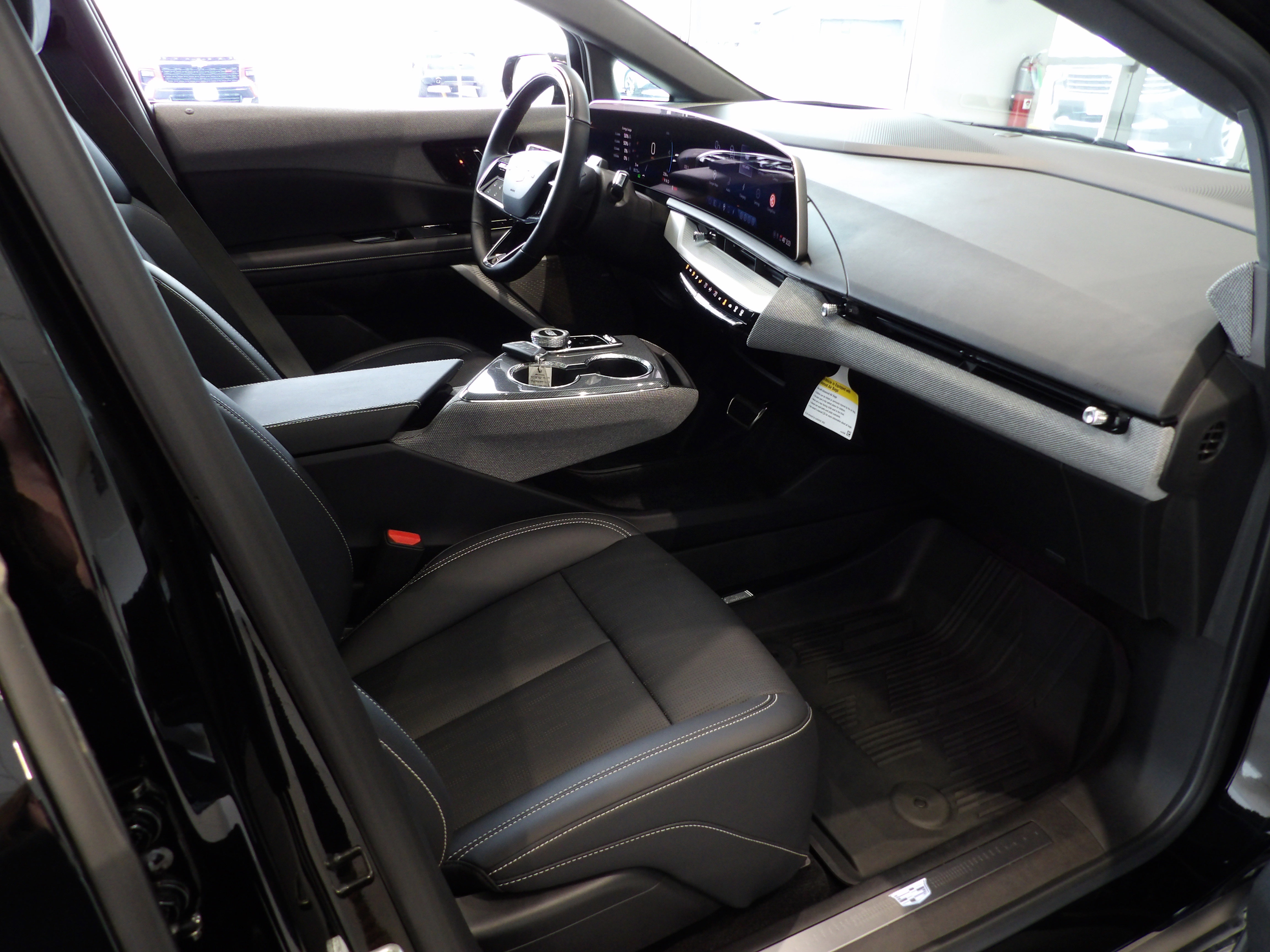 Used 2025 Cadillac Optiq Luxury 2 w/ LPO, Floor Liner Package AWD/4WD image 27