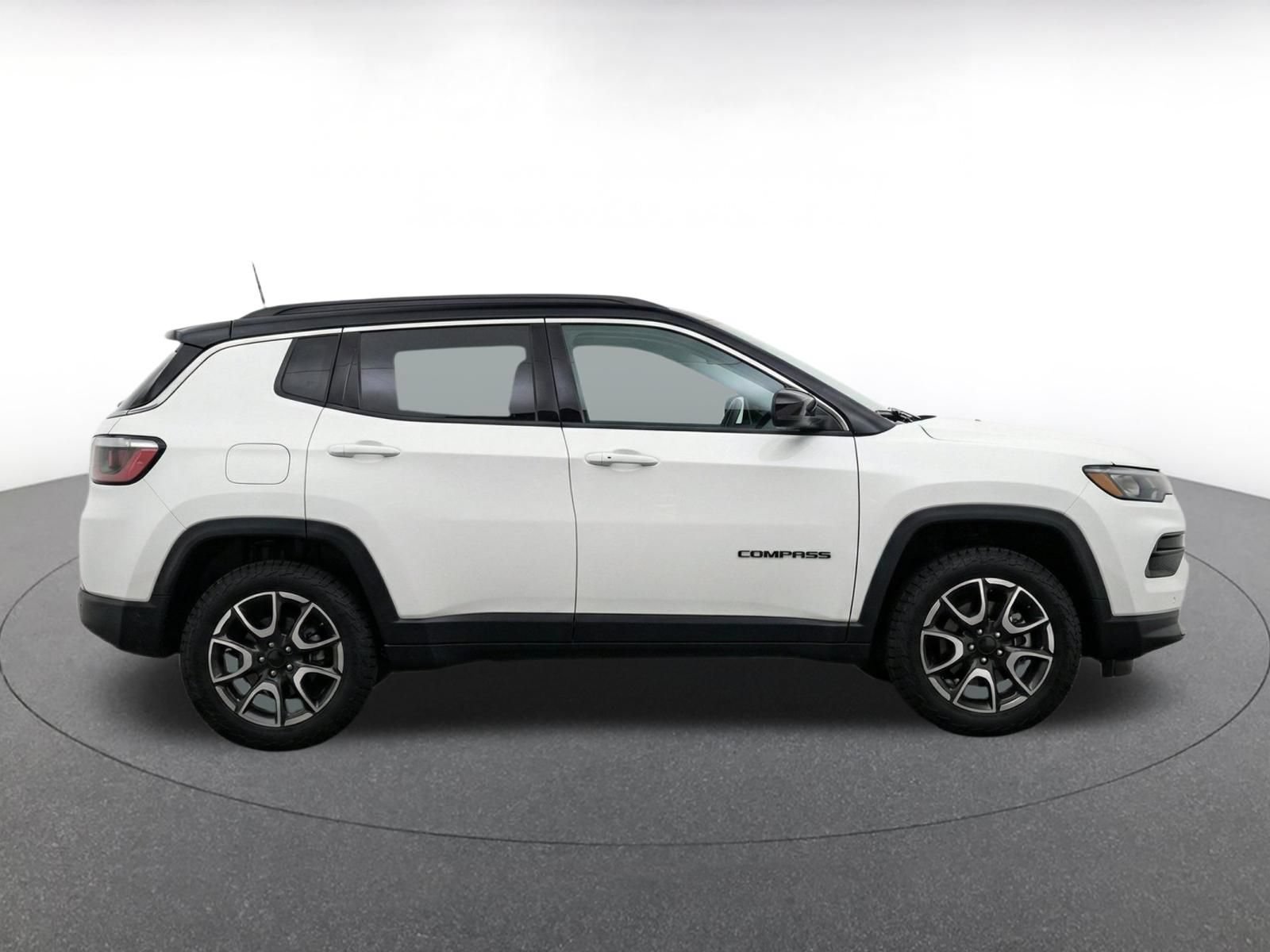 Used 2025 Jeep Compass Trailhawk AWD/4WD image 14