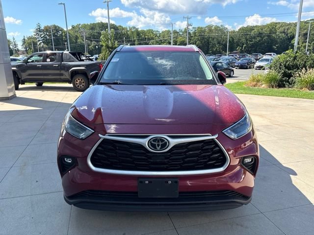 Used 2023 Toyota Highlander XLE AWD/4WD image 2
