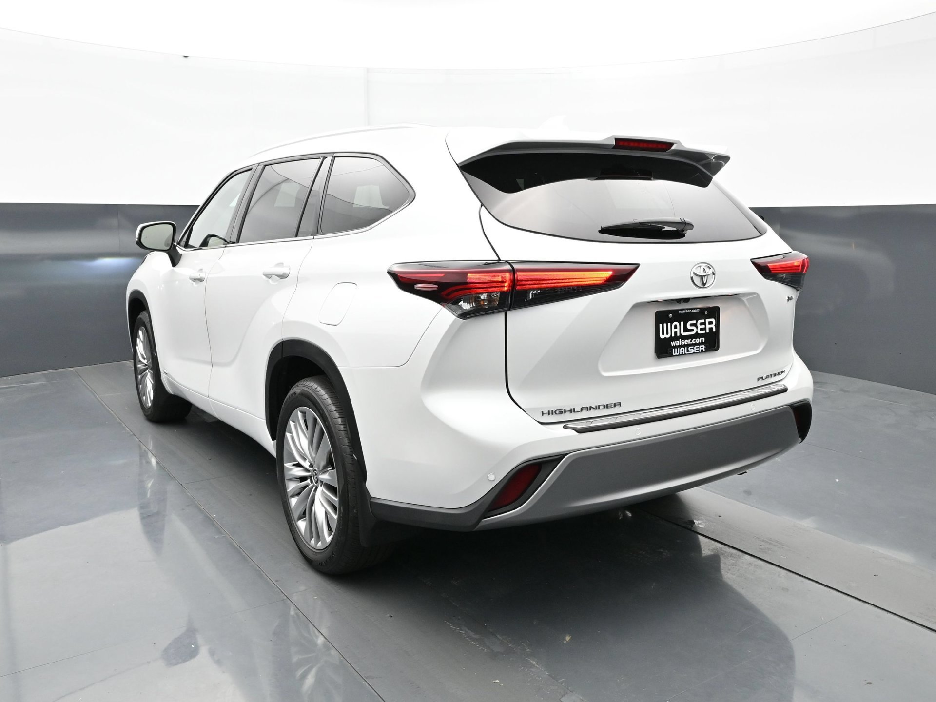 Used 2025 Toyota Highlander Platinum AWD/4WD image 4
