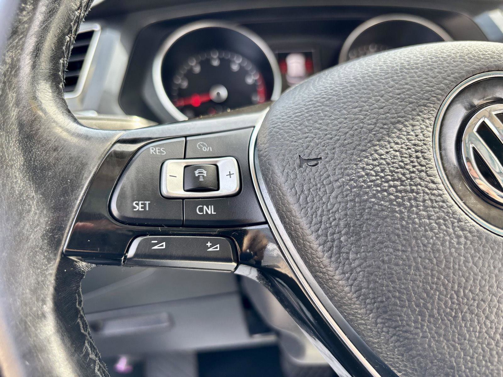 Used 2018 Volkswagen Tiguan SEL AWD/4WD image 31