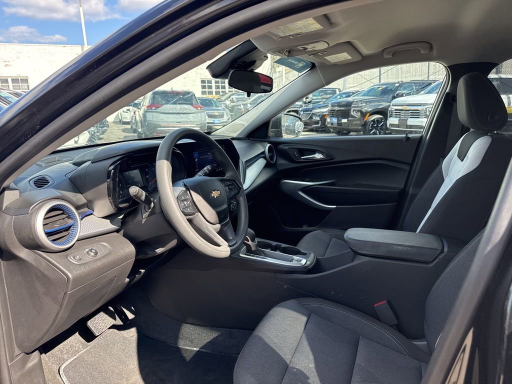 Used 2025 Chevrolet Trax LS FWD image 17