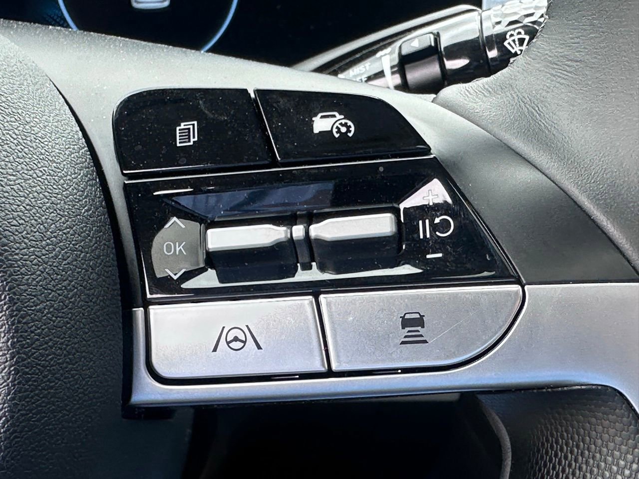 Used 2025 Hyundai Elantra Limited image 31