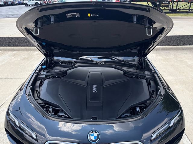 Used 2025 BMW i7 xDrive60 w/ Premium Package image 39
