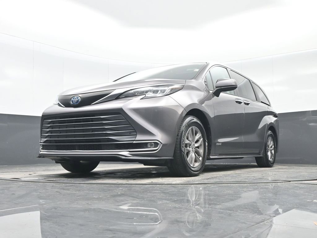 Used 2021 Toyota Sienna XLE image 25