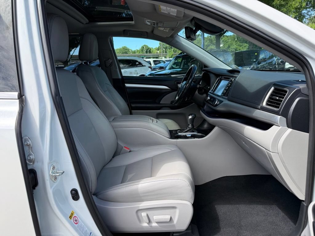 Used 2019 Toyota Highlander XLE AWD/4WD image 35