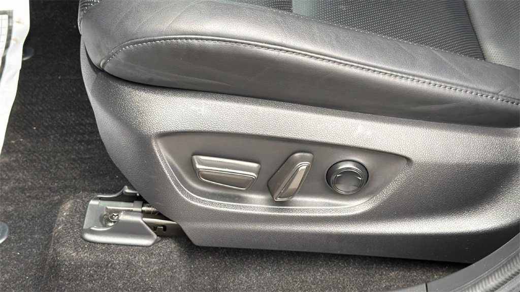 Used 2023 Toyota Crown Limited image 18