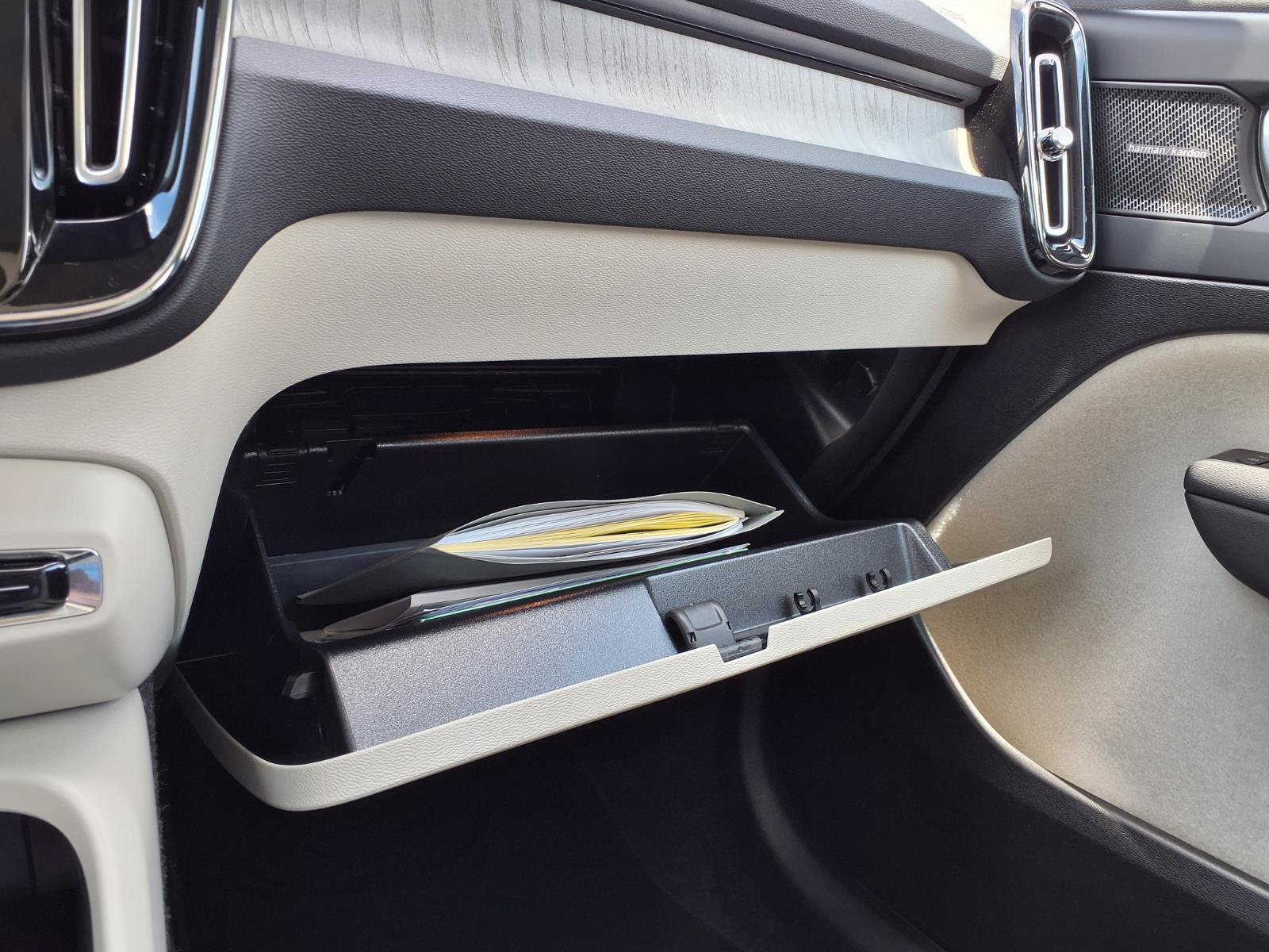 Certified 2025 Volvo XC40 B5 Ultra AWD/4WD image 29