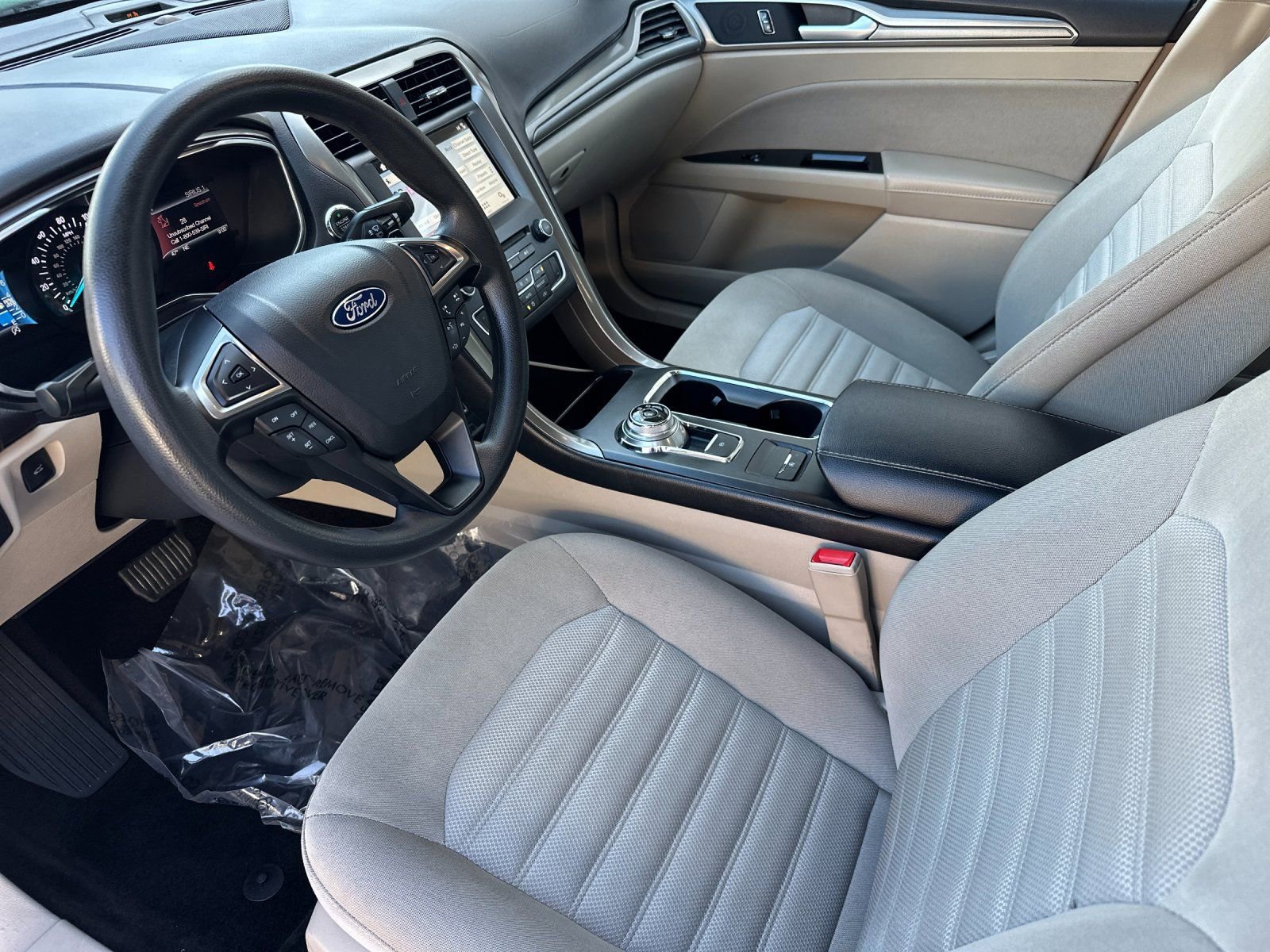 Used 2017 Ford Fusion SE w/ Fusion SE Technology Package image 9