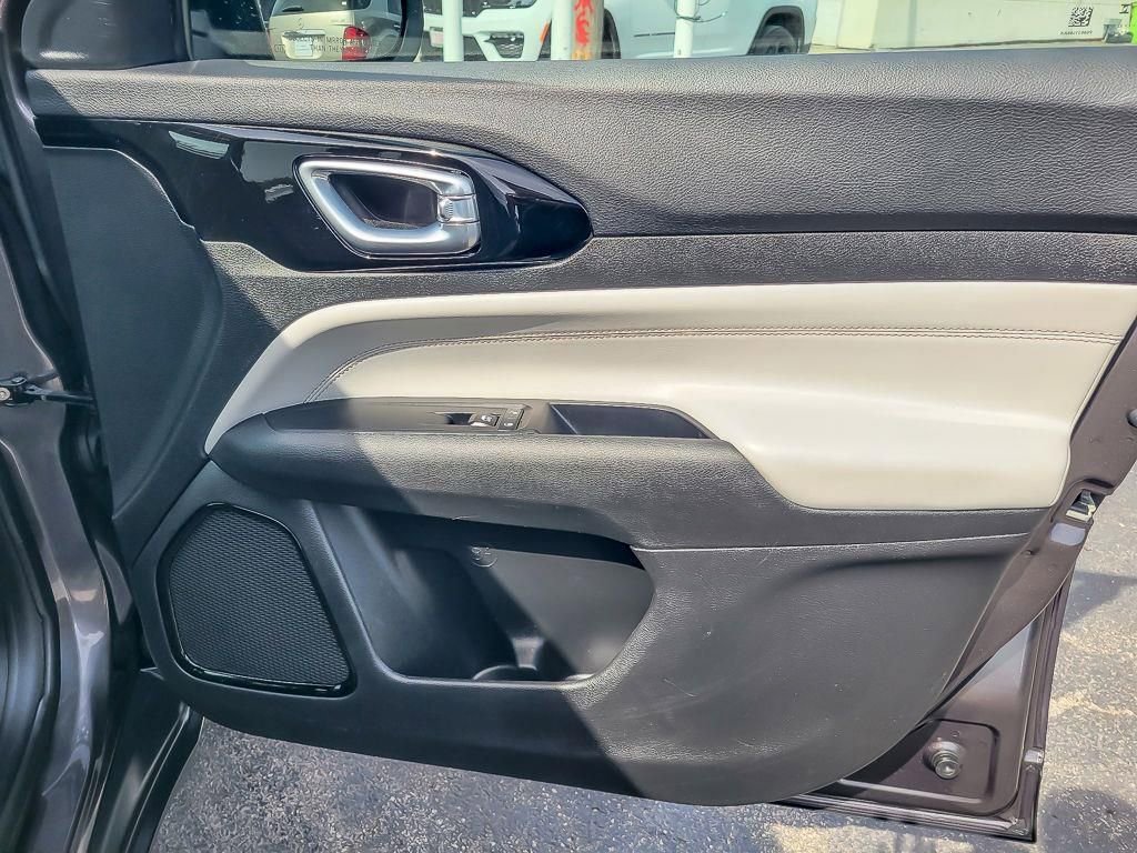 Used 2023 Jeep Compass Limited image 23