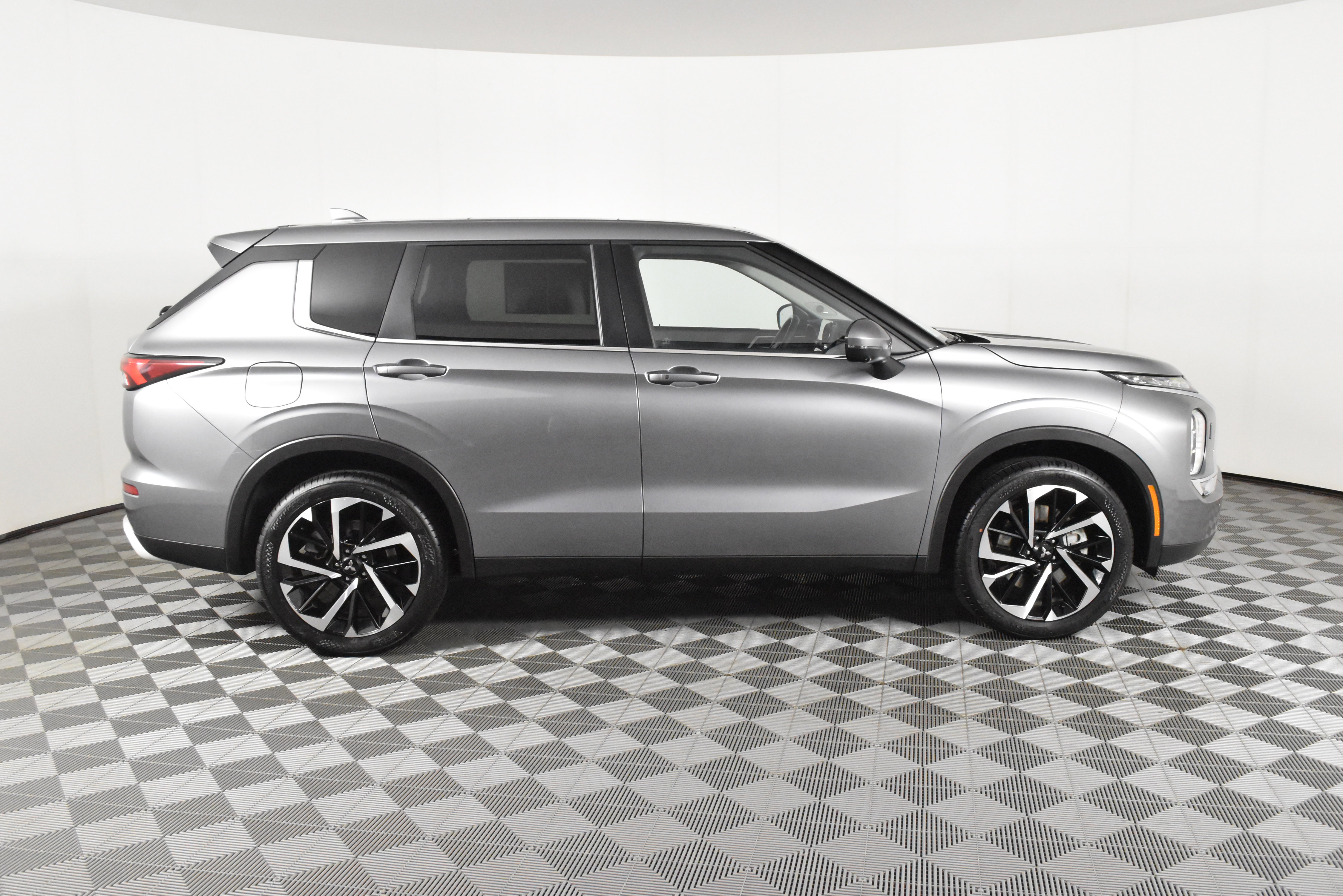 Used 2024 Mitsubishi Outlander SE image 5