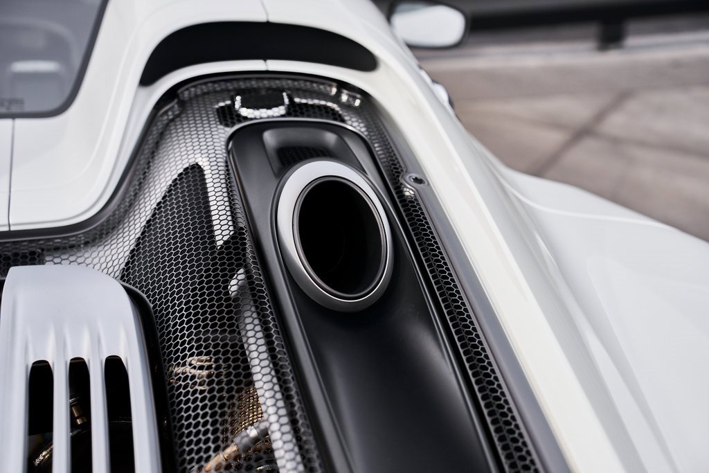 Used 2015 Porsche 918 Spyder w/Weissach Package image 33