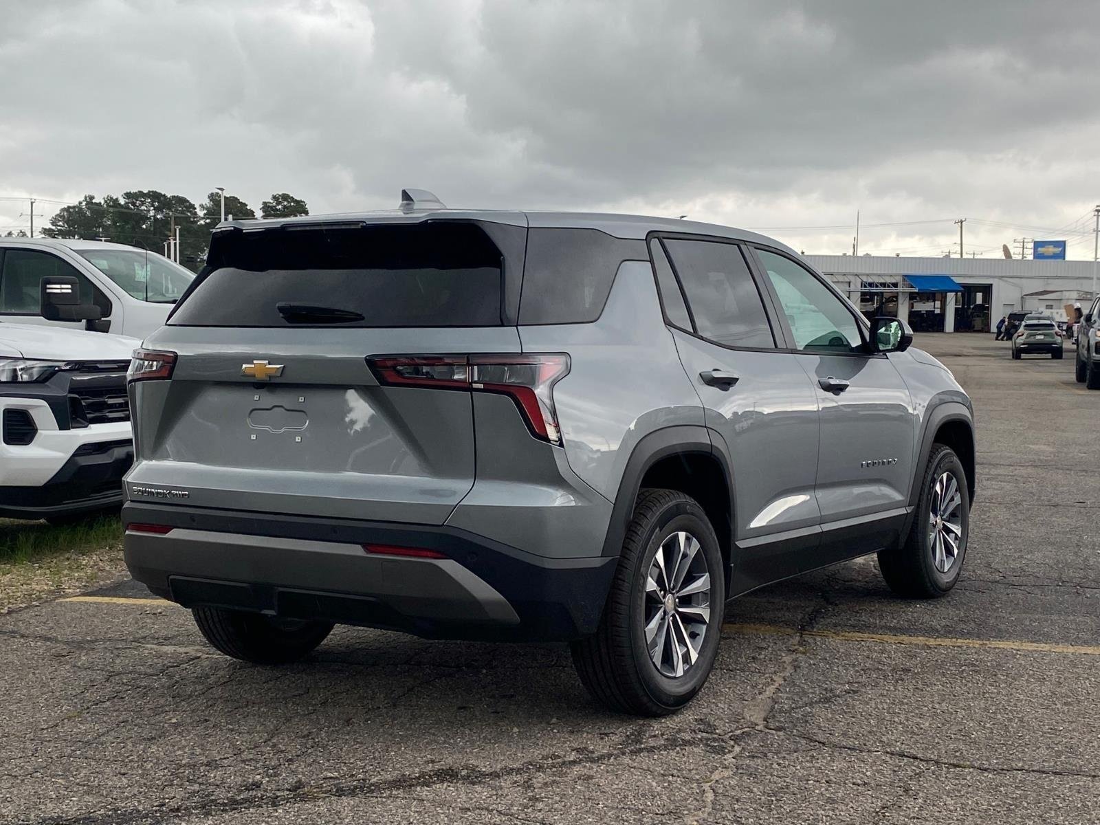 New 2026 Chevrolet Equinox LT w/ Convenience Package II AWD/4WD image 3