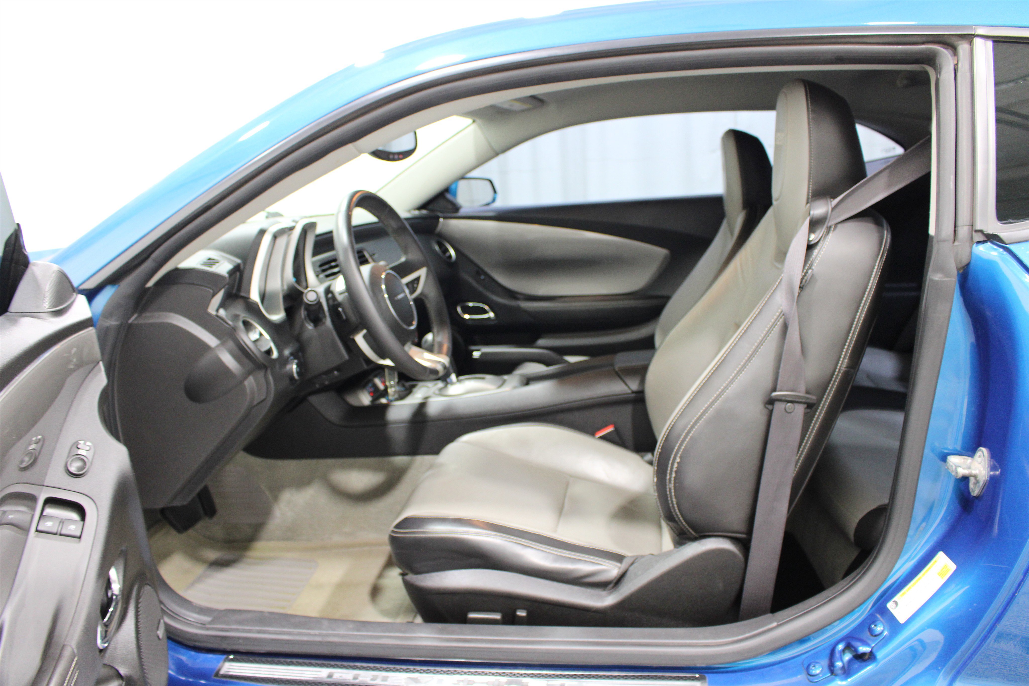 Used 2010 Chevrolet Camaro SS RWD image 3
