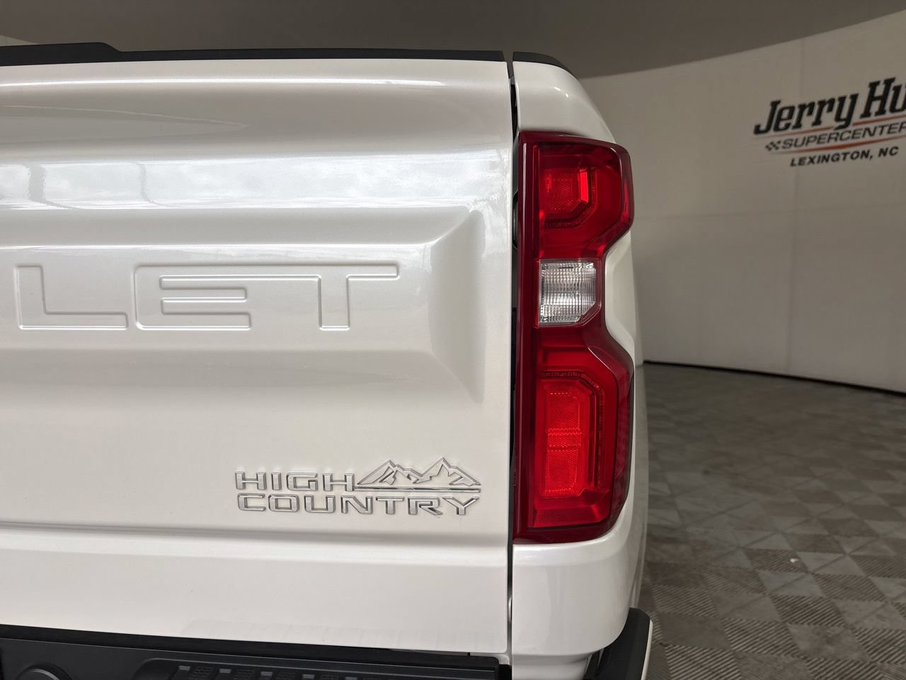 Used 2023 Chevrolet Silverado 1500 High Country w/ Technology Package AWD/4WD image 32