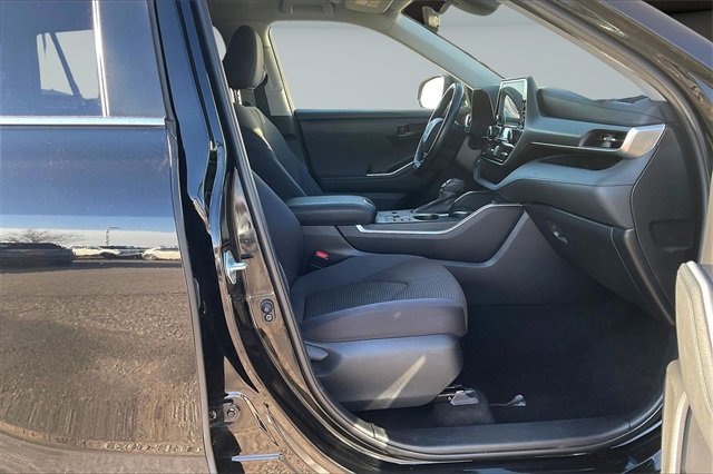 Used 2023 Toyota Highlander LE image 7