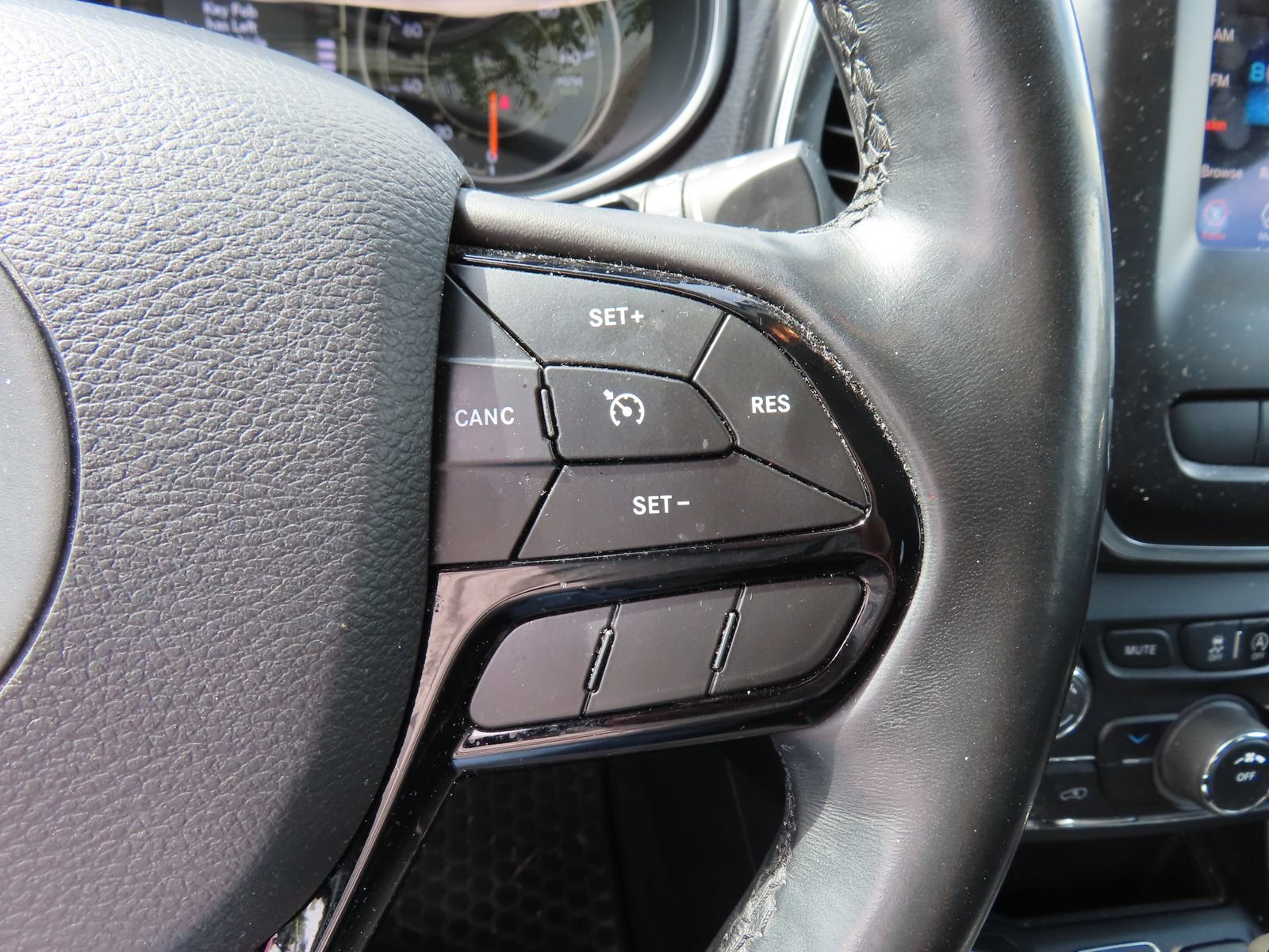 Used 2019 Jeep Cherokee Latitude Plus AWD/4WD image 19
