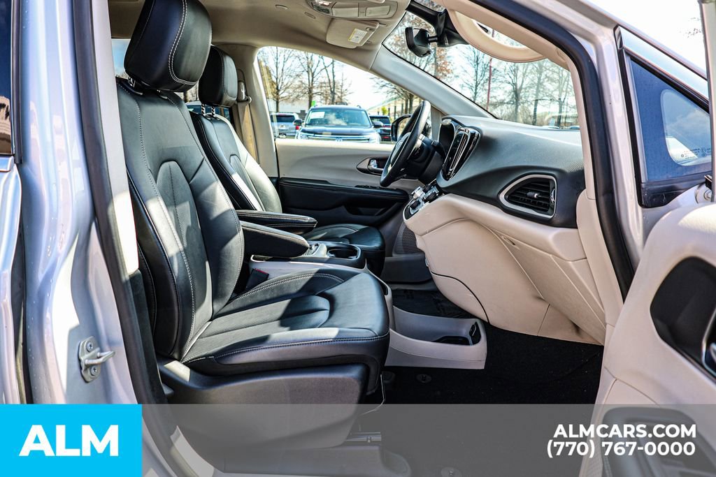 Used 2024 Chrysler Pacifica Touring-L FWD image 23