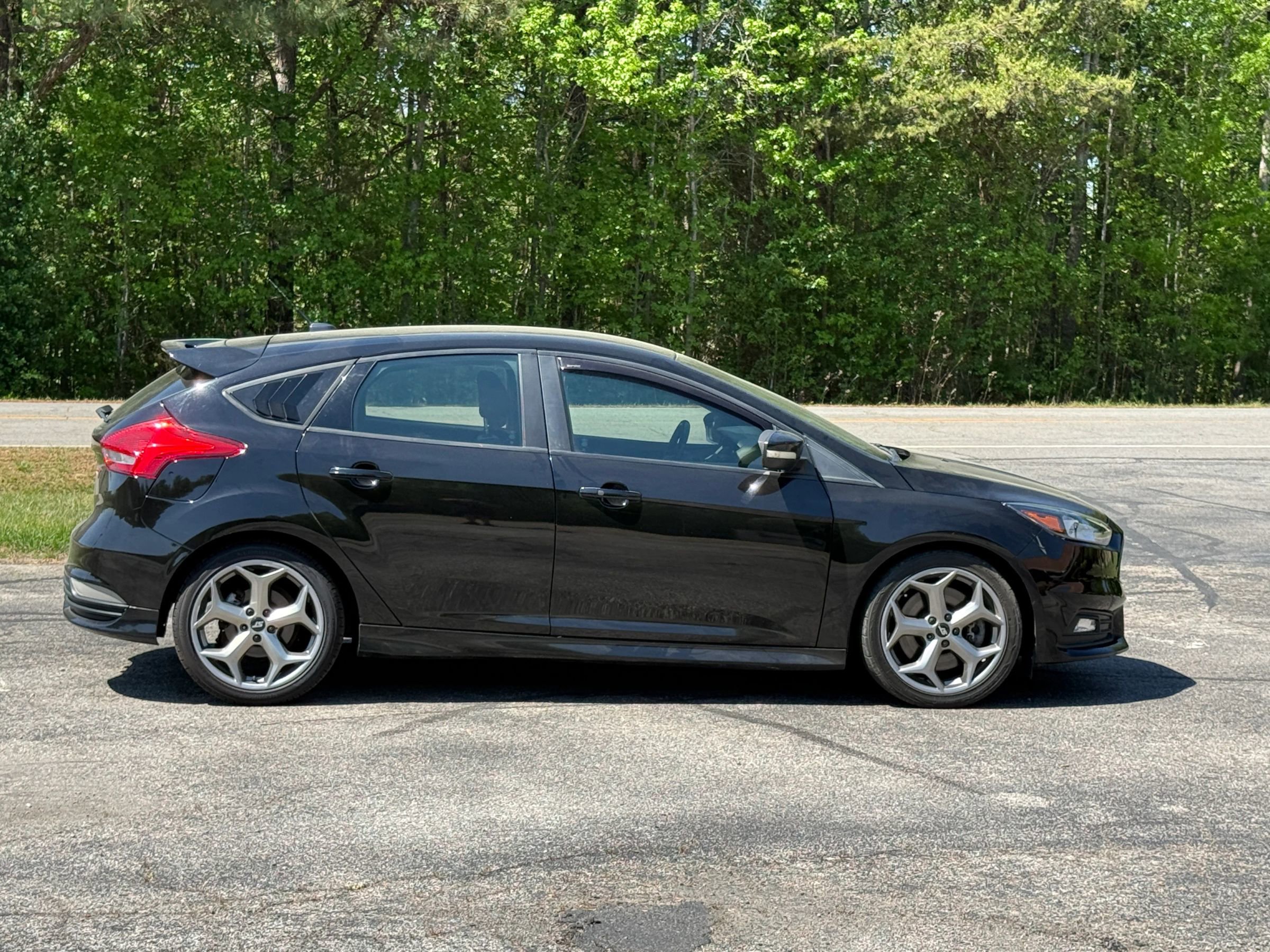 Used 2016 Ford Focus ST image 2