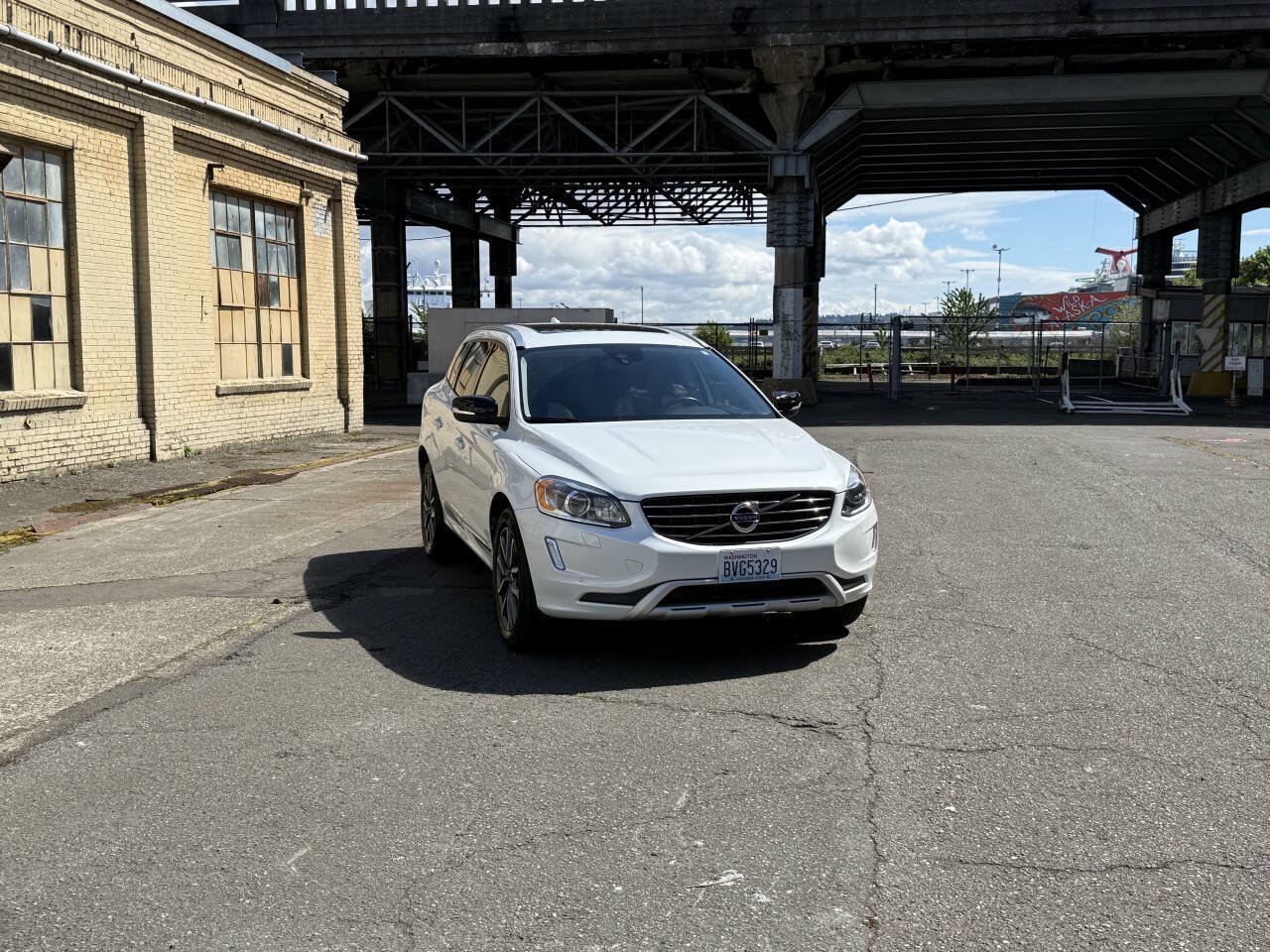 Used 2017 Volvo XC60 T6 Dynamic w/ Preferred Option Package AWD/4WD image 16