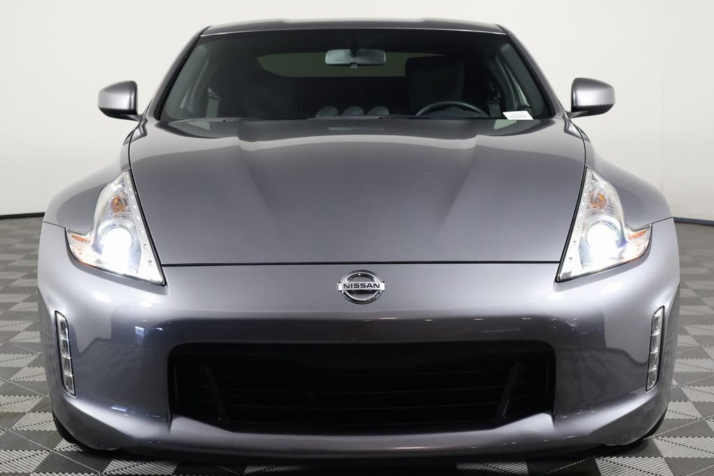 Used 2016 Nissan 370Z Coupe RWD image 2
