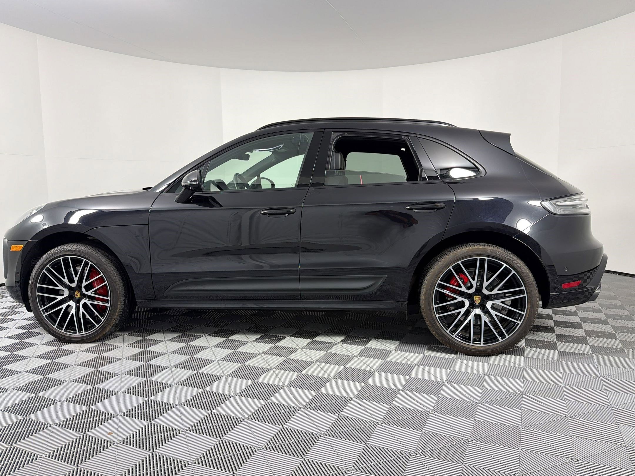 Certified 2023 Porsche Macan GTS AWD/4WD image 2