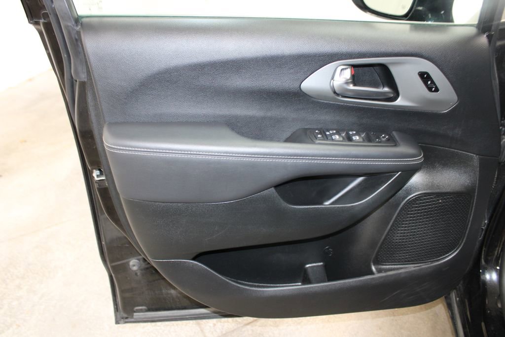 Used 2025 Chrysler Pacifica Select image 17