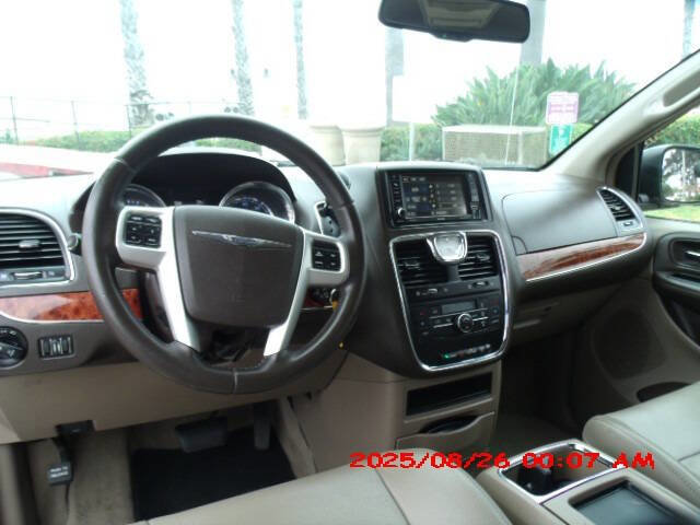 Used 2014 Chrysler Town & Country Touring image 9