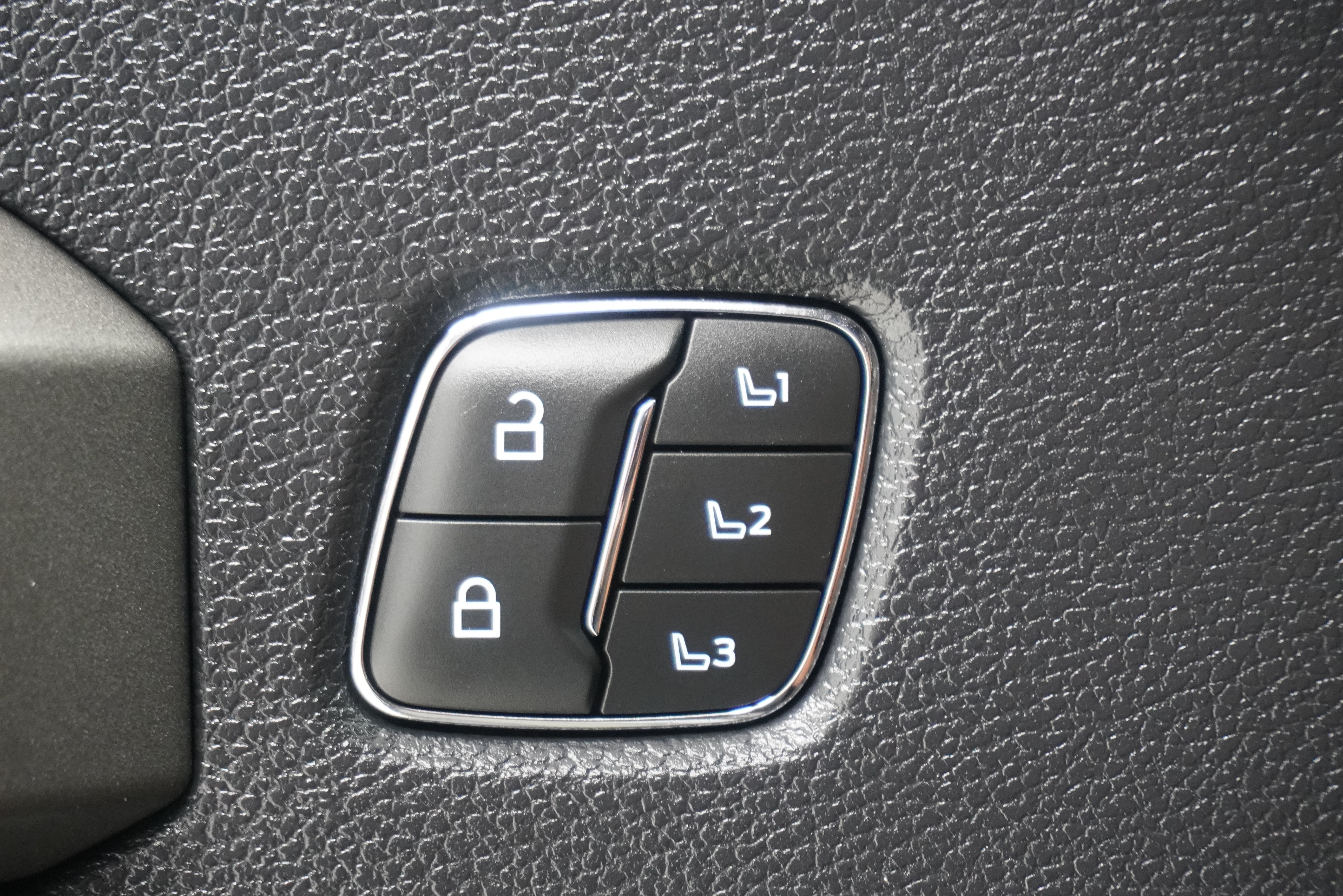 Used 2022 Ford F250 Platinum w/ Tremor Off-Road Package AWD/4WD image 18