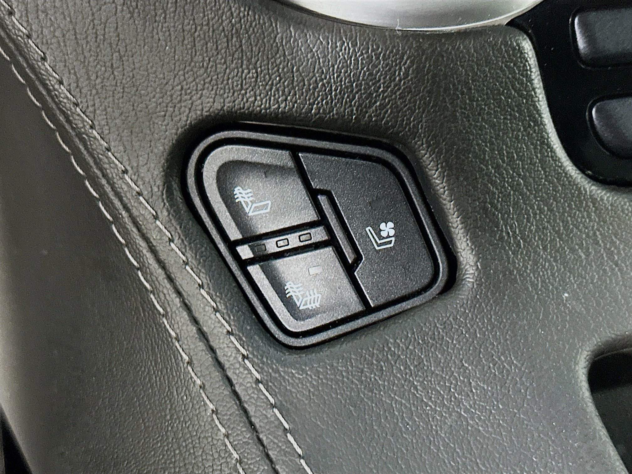 Used 2020 GMC Yukon XL SLT image 25