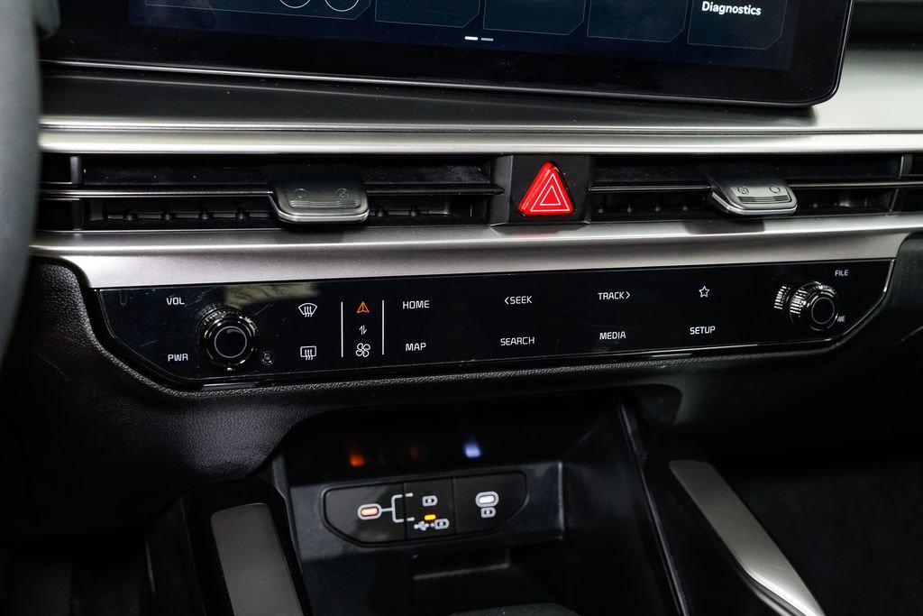 Certified 2025 Kia Sorento LX image 16