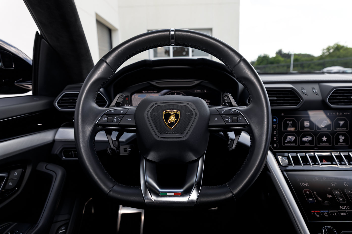 Used 2022 Lamborghini Urus AWD/4WD image 36