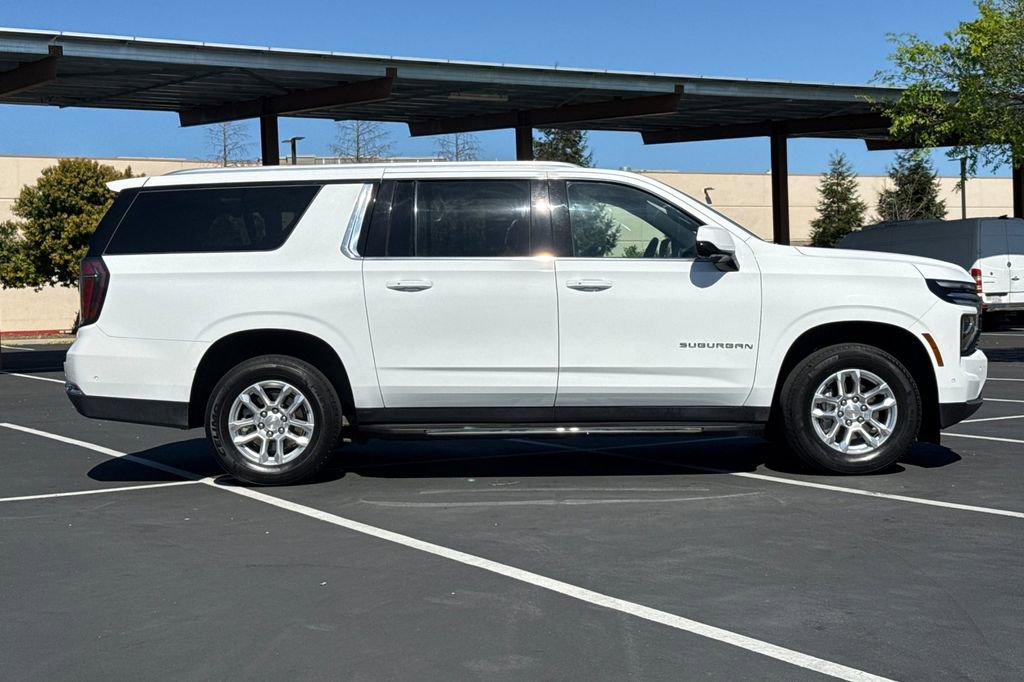 Used 2025 Chevrolet Suburban LT image 8