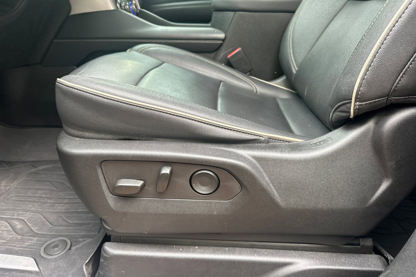 Used 2023 GMC Yukon SLT image 13