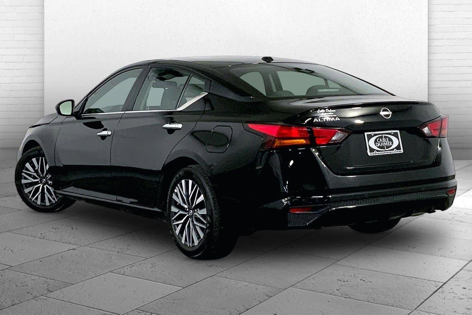Used 2025 Nissan Altima 2.5 SV FWD image 11